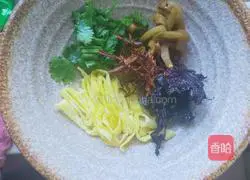 Illustration of how to make red oil shrimp crackers 4