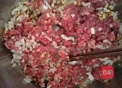 Illustration of how to make celery, bean sprouts and beef dumplings 2