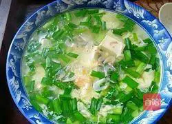 Illustration of how to make shrimp skin, egg and leek soup 8