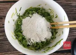 Illustration of how to make shredded radish meatballs 11