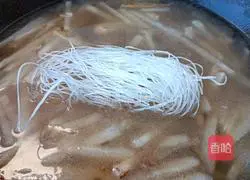 Illustration of how to make glutinous rice vermicelli radish soup 14