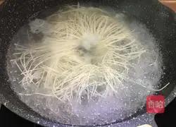 Illustration of how to make beef noodles in clear soup 11