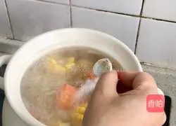 Illustration of how to make healthy pork ribs and corn soup 4