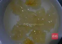 Illustration of how to make steamed pear cups with rock sugar and white fungus 2