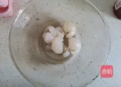 Illustration of how to make lychee lemon ice drink 2