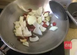 Illustration of how to make fried sausage with onions and carrots 4