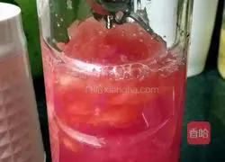 Illustration of how to make watermelon juice 6