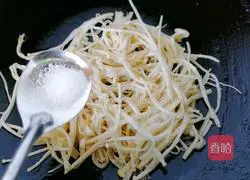 Illustration of how to make scrambled eggs with enoki mushrooms 6