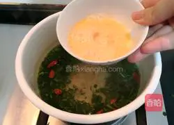 Illustration of how to make wolfberry and shepherd's purse egg soup 11