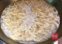 Illustration of making tomato scissor noodles with oil splash 13