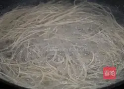 Illustration of how to make spicy beef noodles 3