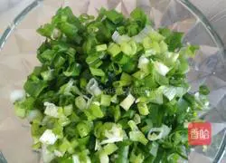 Illustration of how to make scallion pancakes 3