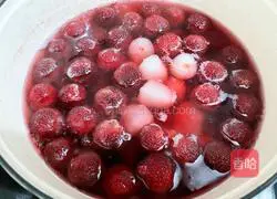 Lemon Illustration of how to make lychee and bayberry drink 8