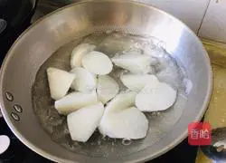 Illustration of how to simmer radish in chicken soup 4