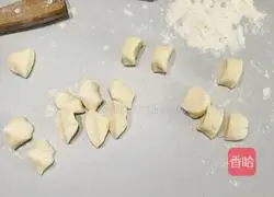 Illustration of how to make leek, egg and shrimp dumplings 4
