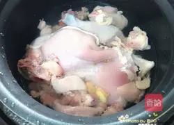 Illustration of how to make pork belly and chicken soup 2