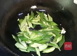 Illustration of how to make fried beef with green pepper 6