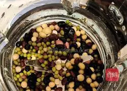 Illustration of how to make Xiangchou black bean and whole grain soy milk 3