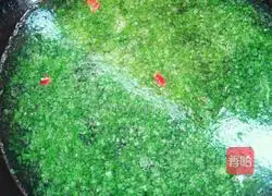 Illustration of how to make prawn, spinach and egg drop soup 5