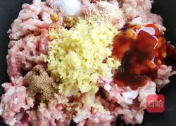 Illustration of how to make leek, shrimp and fresh meat dumplings 2