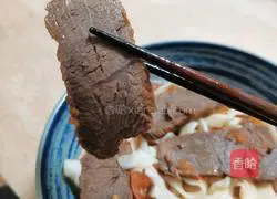 Illustration of how to make tomato beef handmade noodles 7