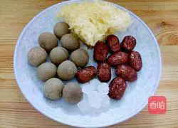 Illustration of how to make longan, red dates and white fungus soup 1