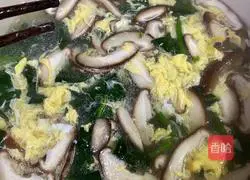 Home-style warm soup | Spinach, mushroom and egg soup recipe 8