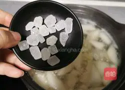 Illustration of how to make rock sugar, snow pear and lily soup 10
