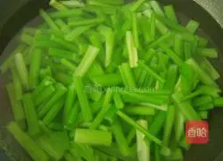 Illustration of how to stir-fry celery and peanuts 5