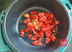  Illustration of how to make tomato and beef braised pasta 1