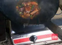 Illustration of how to make chicken, mushroom and green chili noodles 4