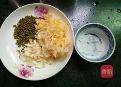 Illustration of how to make mung bean, lily and white fungus soup 1