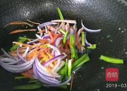 Illustration of how to make spicy fried noodles 8