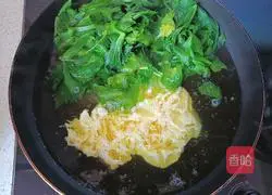 Illustration of how to make celery leaf and egg drop soup 4
