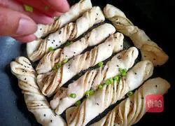 Illustration of how to make fried rolls 20