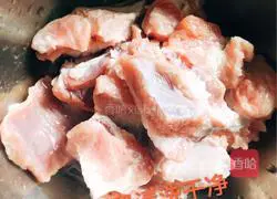 Illustration of how to make two-color radish and pork ribs soup 2