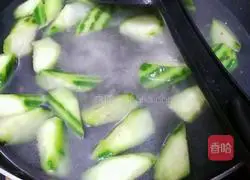 Illustration of how to make loofah and meatball soup 4