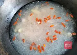 Illustration of how to make wolfberry leaf lean meat soup 5