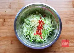 Illustration of how to make cold zucchini shreds 3