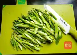 Illustration of how to make cold garlic asparagus 4