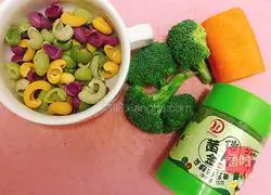 Illustration of how to make big bone soup vegetable ring noodles 1