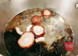 Illustration of how to make mushroom and seaweed soup 8