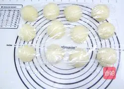 Illustration of how to make classic milk-flavored buns 5