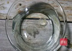 Illustration of how to stew snow swallow with red dates and wolfberry 1