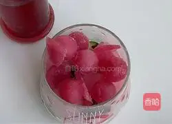 Cranberry Green Illustration of how to make lemon sparkling water 7
