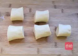 Illustration of how to make crispy twists 10