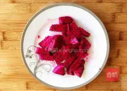 Illustration of how to make banana and dragon fruit yogurt cup 3