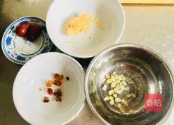 Illustration of how to make soap locust, rice peach gum and tremella soup 2