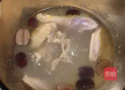 Illustration of how to stew capon with fish maw and red dates 9