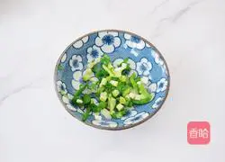 Illustration of how to make dumpling skin with oily noodles 4